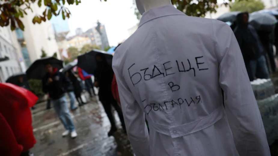 Млади медици на пореден протест, провеждат "траурно" шествие