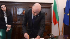 Министърът на правосъдието Атанас Славов подпечатва с държавния печат промените в Конституцията.