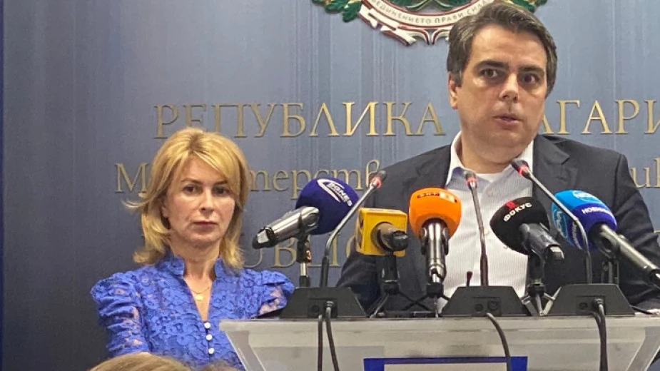 Кметът на Габрово Таня Христова и министърът на финансите Асен Василев.