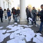 Парламент протест срещу хартиените бюлетини