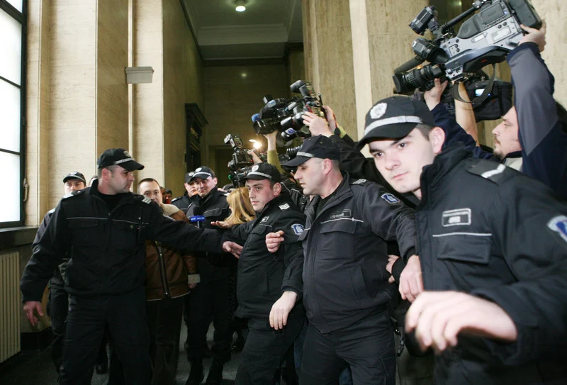 Съдебни охранители едва удържат лавината от журналисти по време на знаковите дела