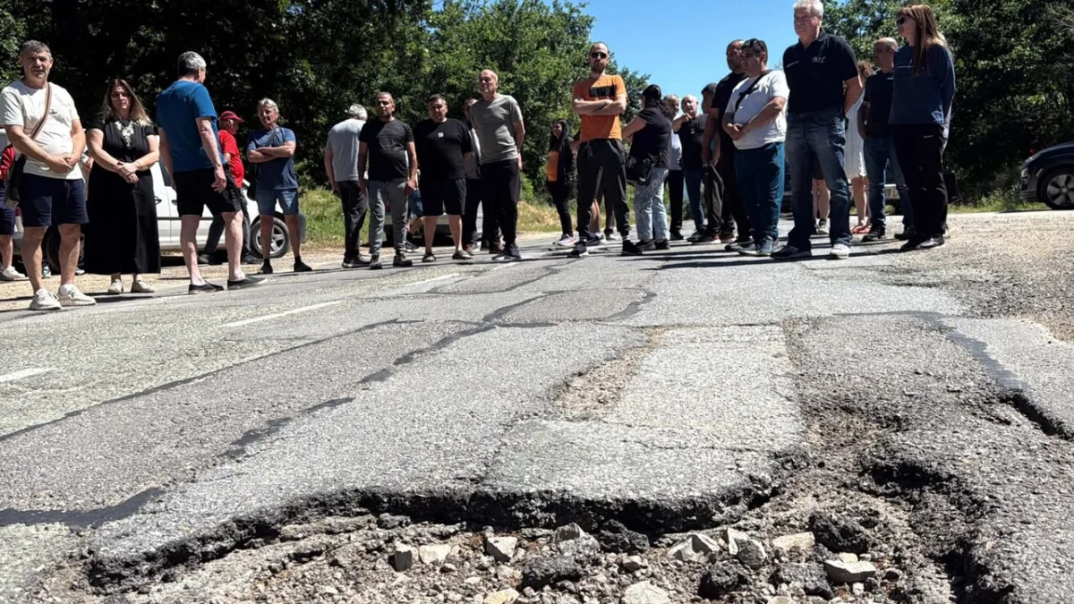 Жители на казанлъшки села протестираха срещу дългогодишно лошо състояние на пътя