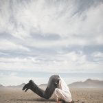 Щраус върху горещ бетон