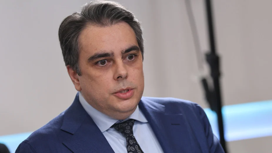 Асен Василев с въпроси към Румен Радев за еврото и ДАНС