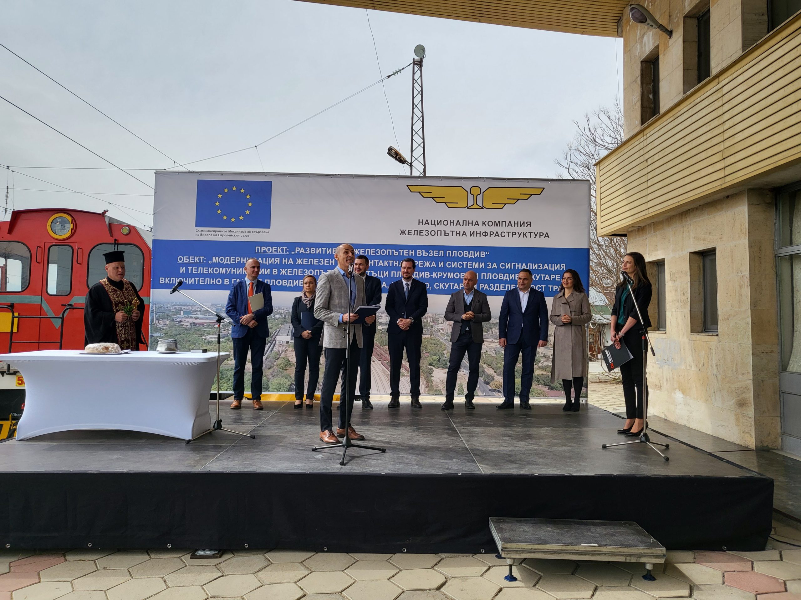 заместник-министърът на транспорта и съобщенията Божидар Костадинов по време на първата копка на проект за  развитие на железопътен възел Пловдив