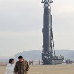 Ким Чен Ун с дъщеря си по време на изтрелването на "Хвасон-17"