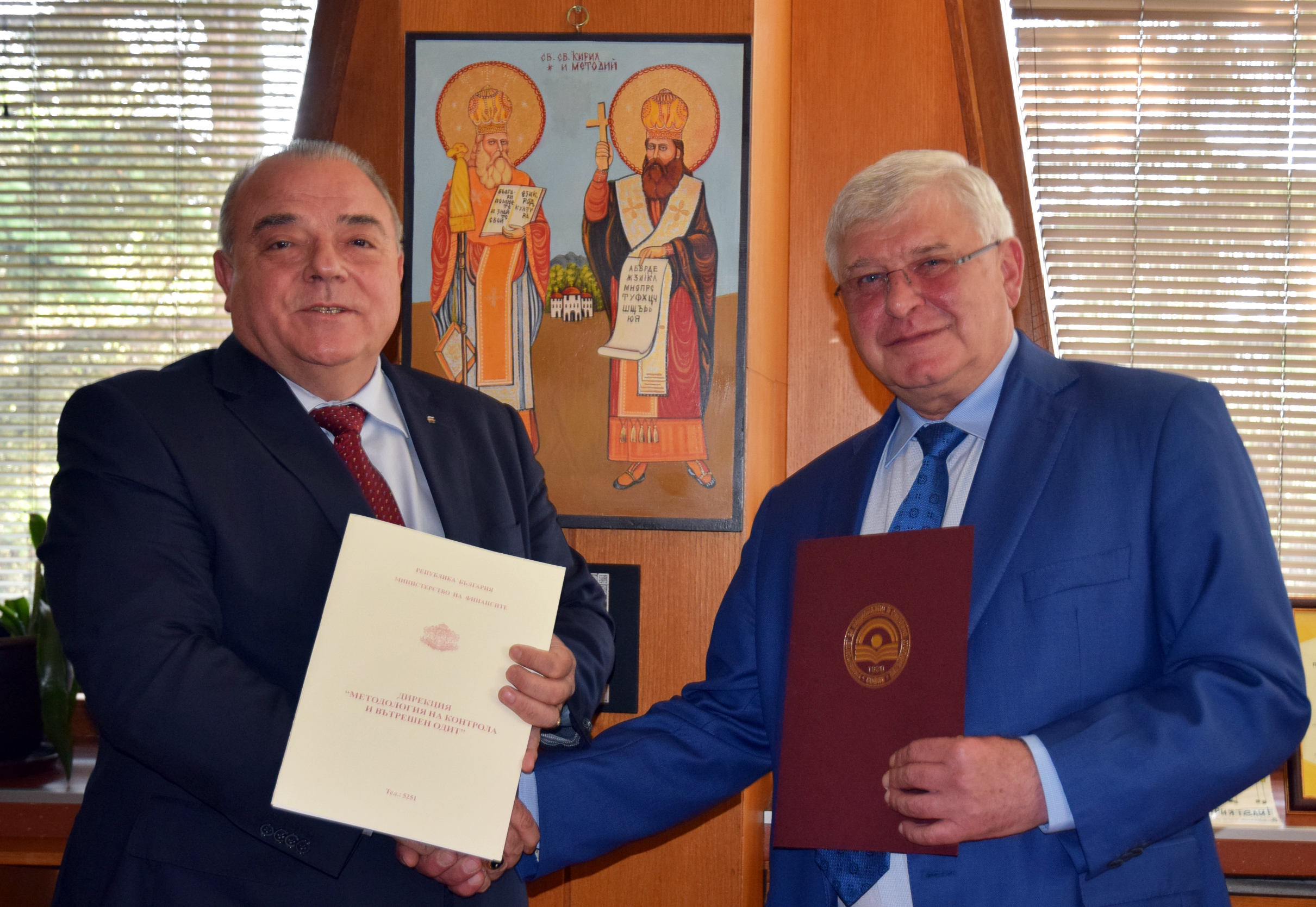 Ректорът на УНСС Стати Статев и заместник-министърът на финансите Кирил Ананиев