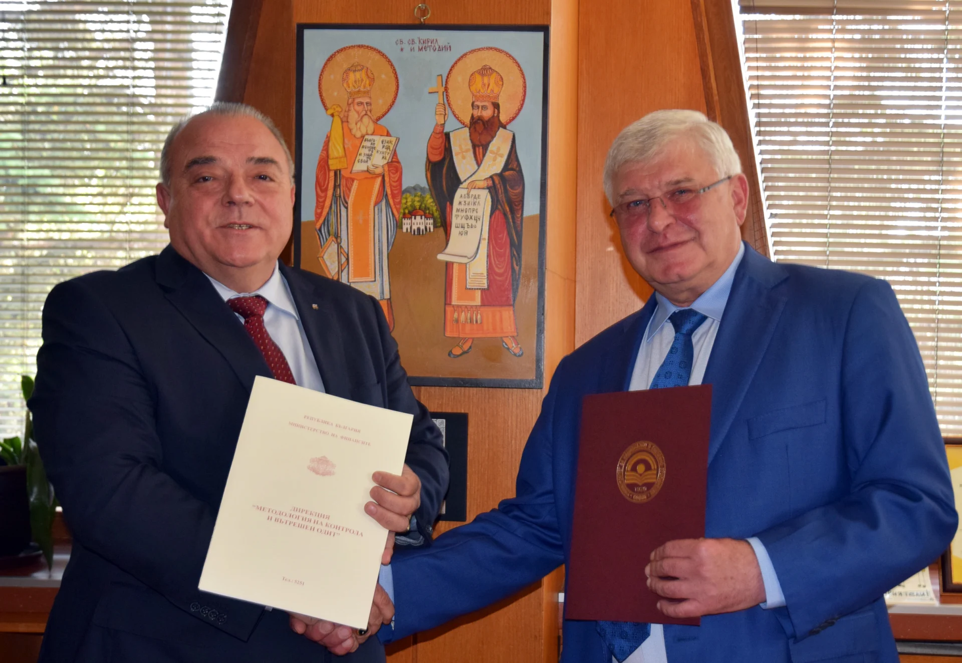 Ректорът на УНСС Стати Статев и заместник-министърът на финансите Кирил Ананиев