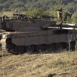 Израелски войник наблюдава Голанските възвишения от своя танк.