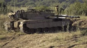 Израелски войник наблюдава Голанските възвишения от своя танк.