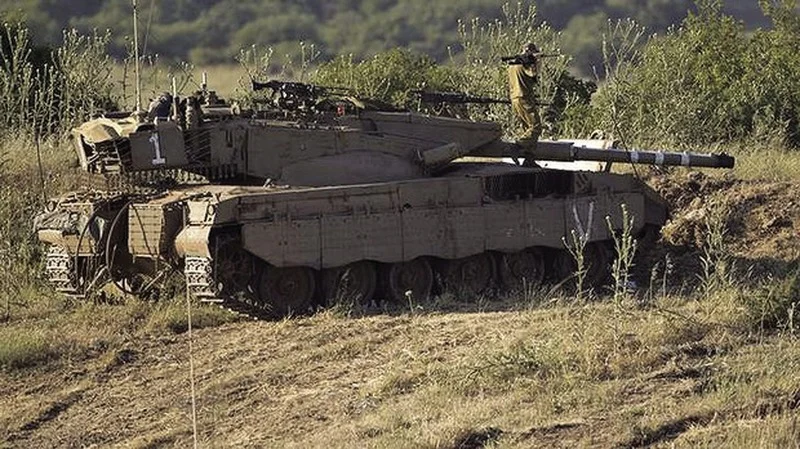 Израелски войник наблюдава Голанските възвишения от своя танк.