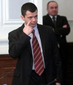 Директорът на ДАНС Константин Казаков се чуди как да запуши пробойните в родното ФБР.