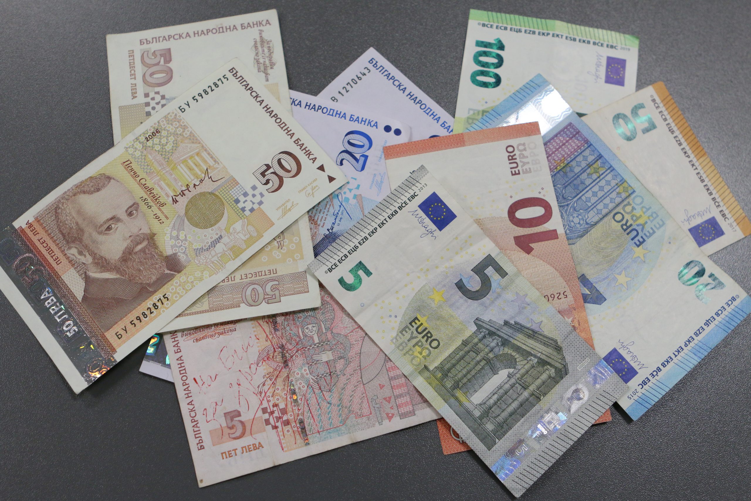 Банкноти левове евра пари