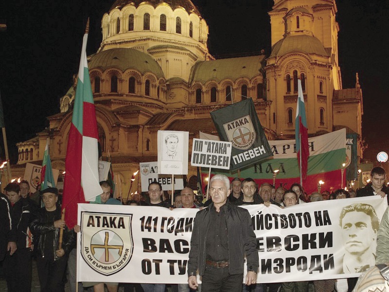 Апостолът на лукса Волен Сидеров гледа мрачно обесената ни демокрация и крои планове да спасява силово издуханата ни република.
