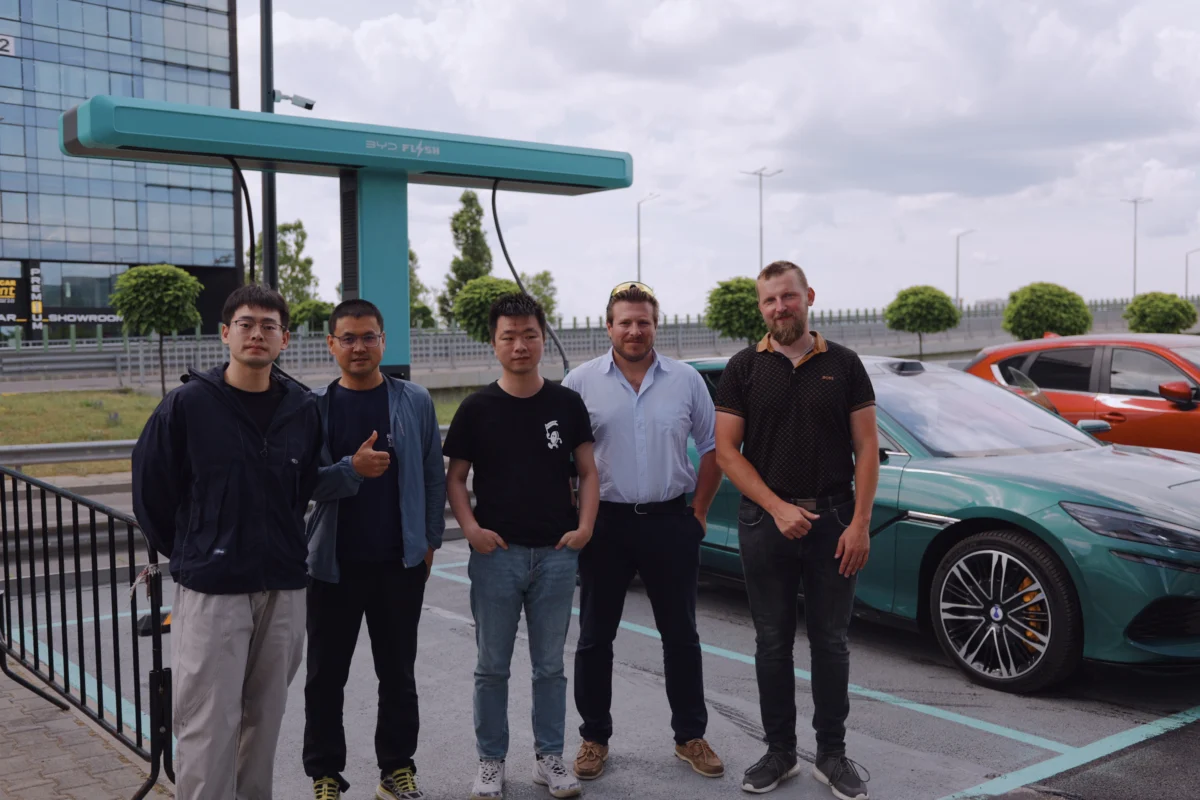 Международната делегация на проекта Marco Polo Drive посети шоурума на BYD в София