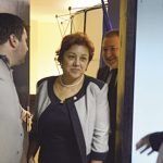 СДС-лидерът Емил Кабаиванов изпраща с усмивка усмихнатата Галя Гугушева - въпросът е кой ще се смее последен.