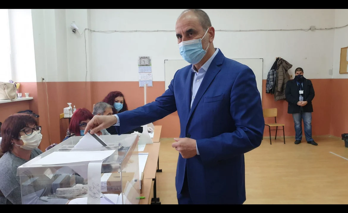 Цветан Цветанов гласува във Велико Търново