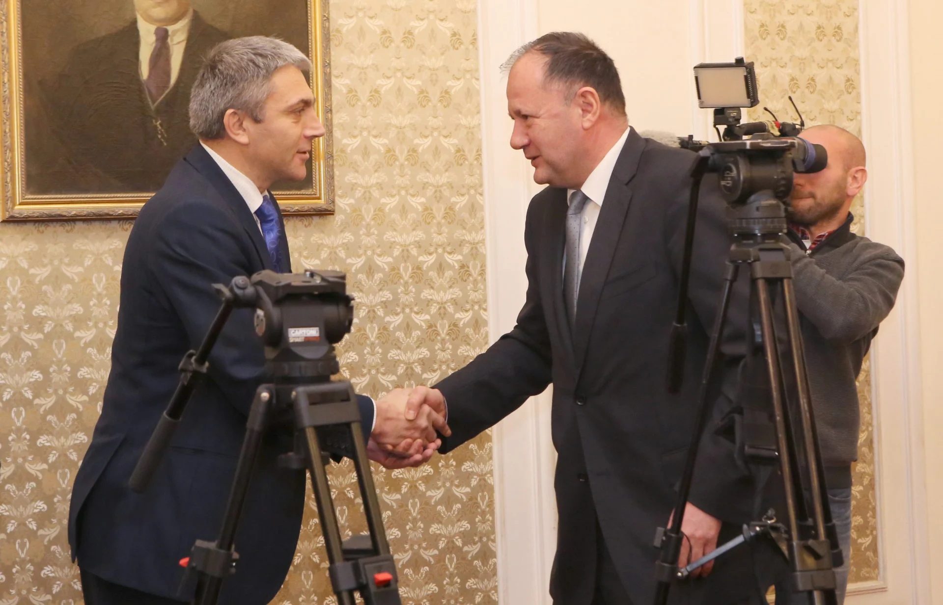 Парламент Консултации на БСП и ДПС