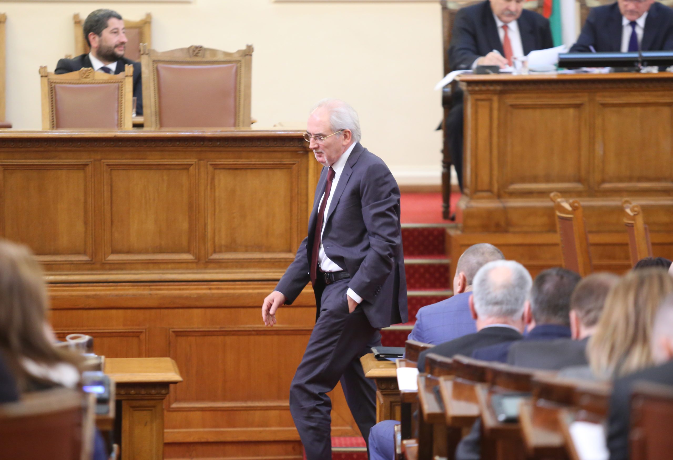 Парламент Лютви Местан  Гласуване на промени в Конституцията