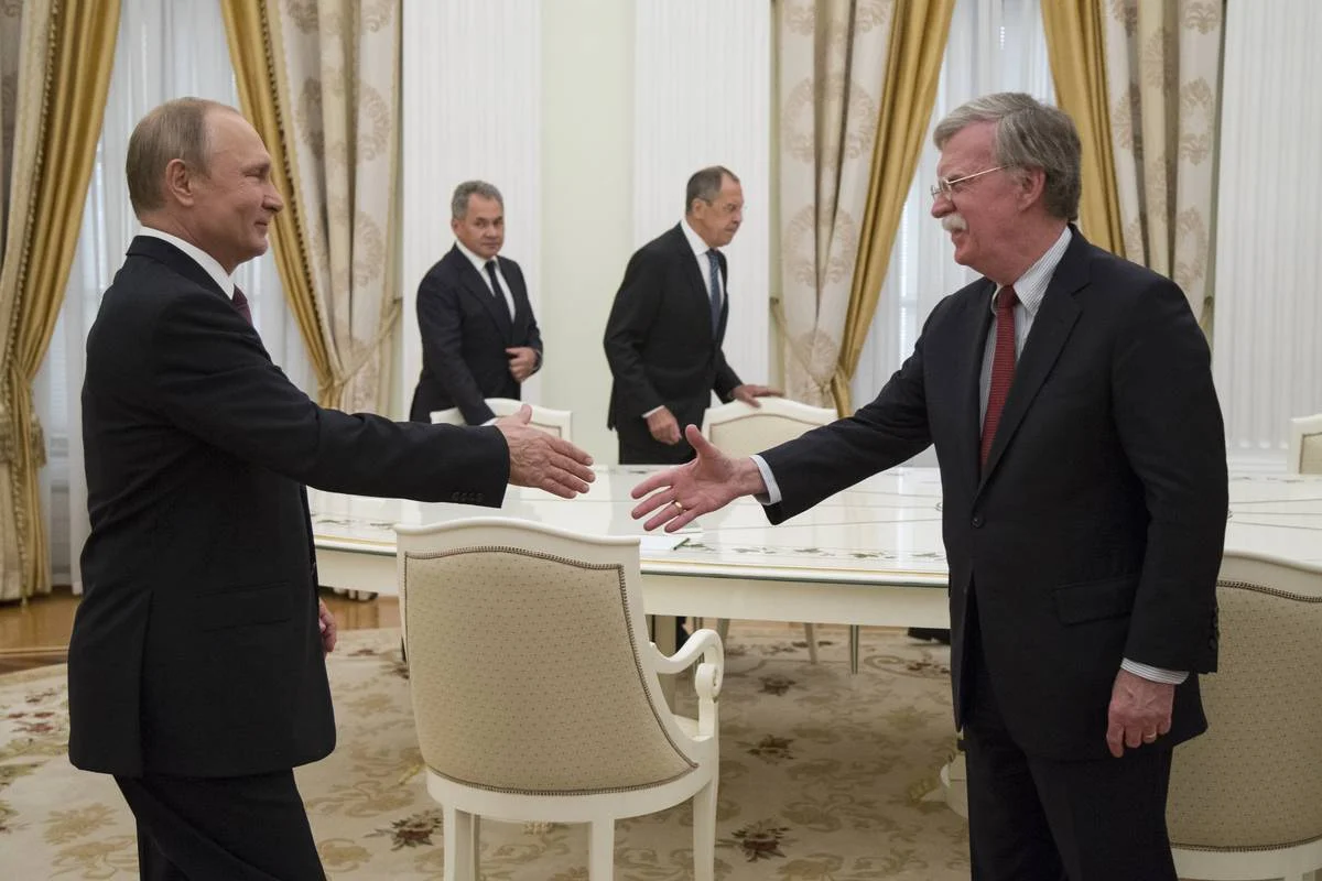 путин джон болтън