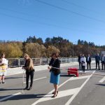 Министърката на регионалното развитие и благоустройството Виолета Комитова и кметицата на Троян прерязват лентата при откриването на новия мост