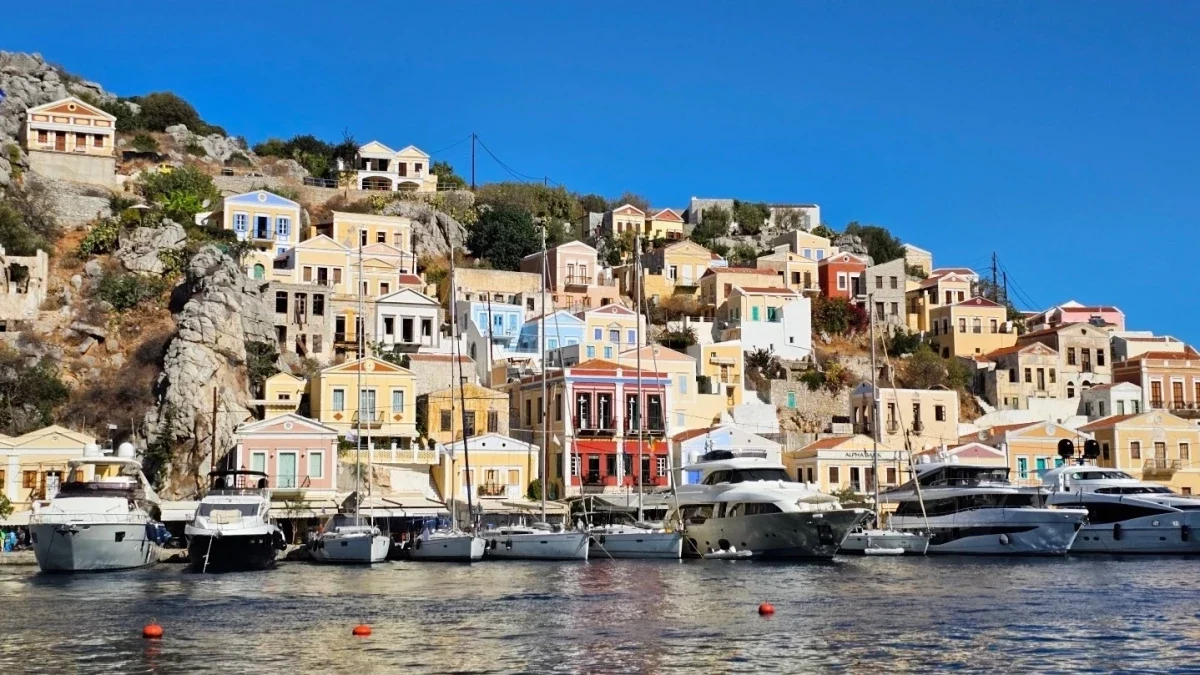 Задържаха двама за схема с отдаване на имоти под наем в Гърция