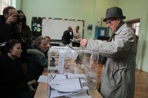 Парламентарни избори гласуване урна гласоподаватели...