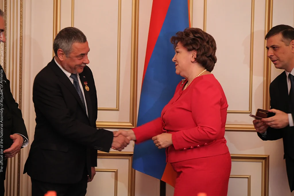 Валери Симеонов с медал от Армения