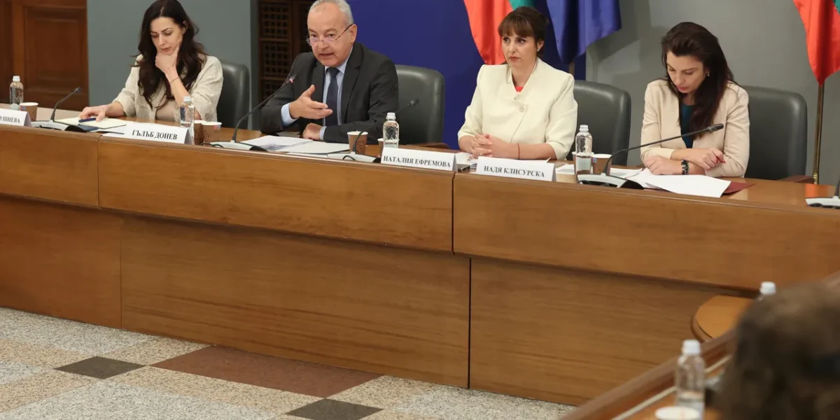 Тристранката прие линията на бедност да е в размер 443 евро за 2027 година