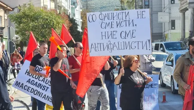 протест пред българския културен клуб в Охрид