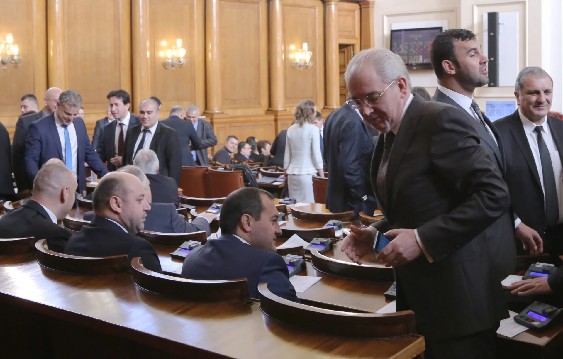 Парламент Лютви Местан