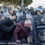 Турската полиция задържа опозиционен районен кмет и още 54 души по разследване за корупция