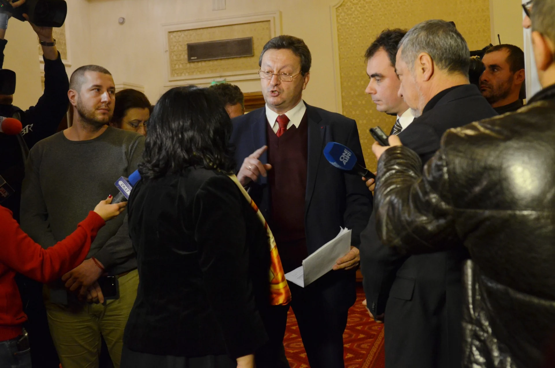 Парламент Пресконференция БСП енергетика тока Таско Ерменков Теменужка Петкова