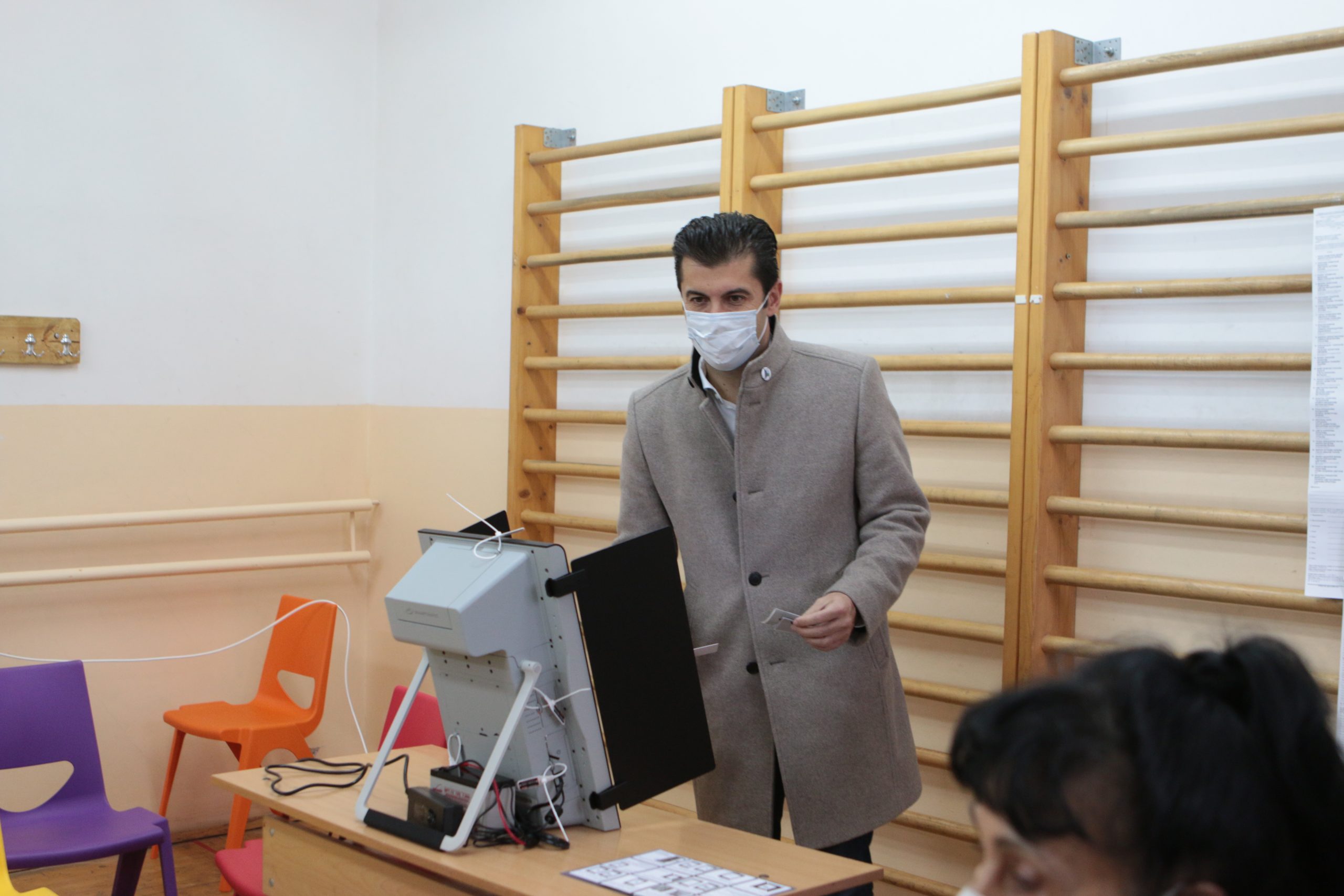 Кирил Петков гласува избори
