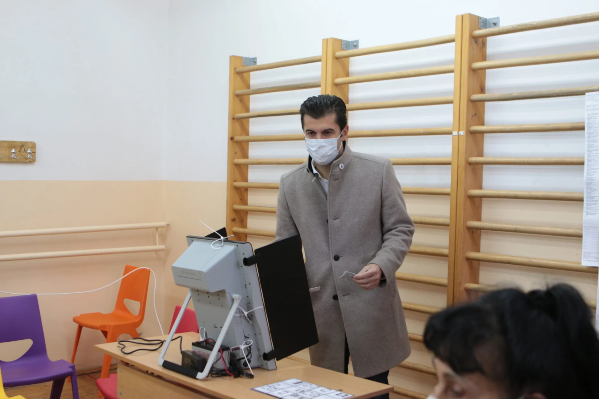 Кирил Петков гласува избори