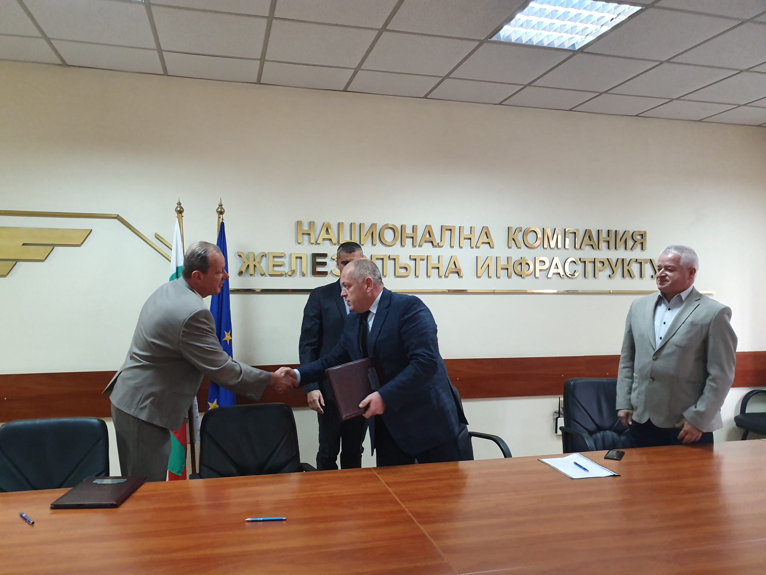 Генералният директор на Национална компания "Железопътна инфраструктура" инж. Красимир Папукчийски подписа договора за модернизация на железопътния участък Оризово-Михайлово