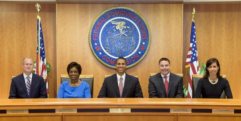 Федерална комисия по съобщенията (FCC) ...