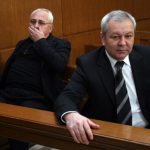 Бившите депутати от ДПС Гюнай Сефер и Митхат Табаков (вдясно) очакват края на поредния процес срещу тях. Табаков вече повлече крак и е в затворническо общежитие във Варна.