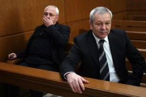 Бившите депутати от ДПС Гюнай Сефер и Митхат Табаков (вдясно) очакват края на поредния процес срещу тях. Табаков вече повлече крак и е в затворническо общежитие във Варна.