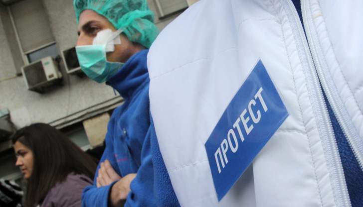 Медици и "Системата ни убива" протестират съвместно под прозорците на властта