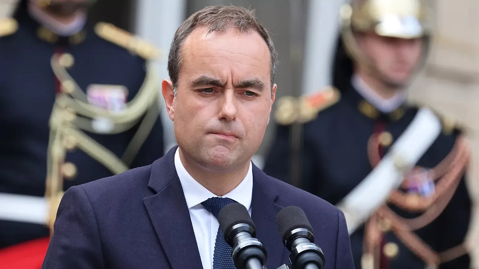 Френското правителство е под напрежение заради безредиците и грабежите през уикенда
