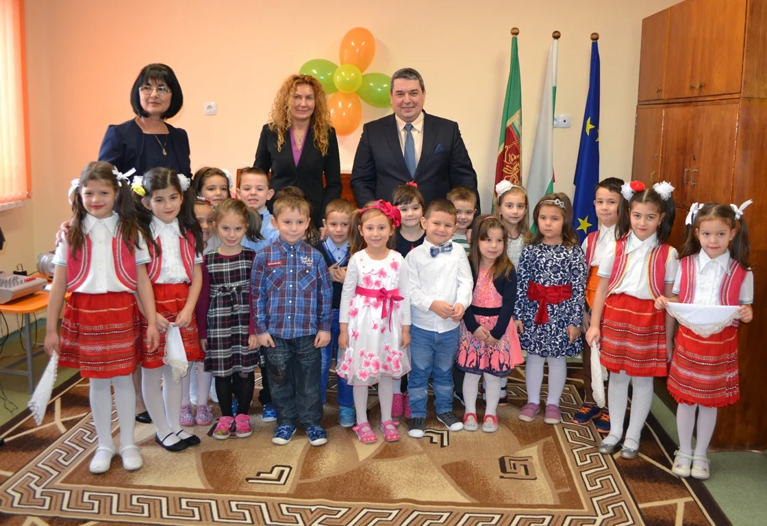 николова