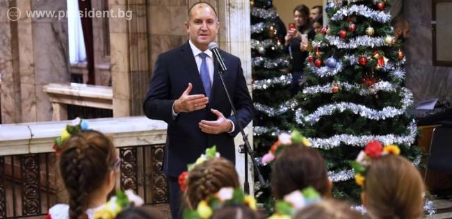 Румен Радев и деца от "Българската Коледа"