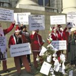 Мирните протести на бащи с отнети от съда деца засега не дават резултат.