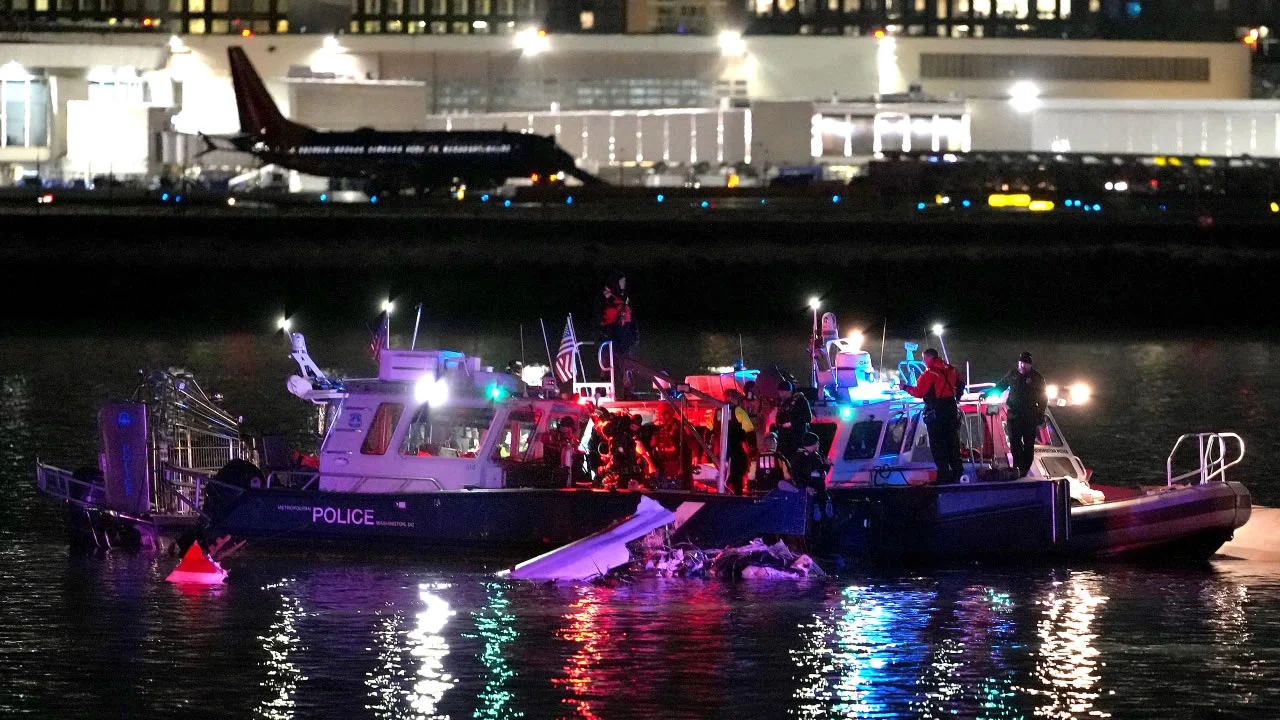 15848235 012925 kgo getty dc plane crash rescue divers img.jpg.wpt4 1880217 9b09f2ce21 0