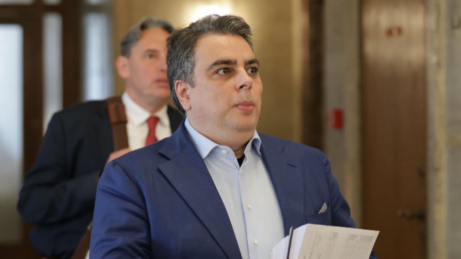  Напрежение породи на среща на Асен Василев в Кърджали след пререкания сред симпатизанти на Политическа партия и Движение за права и свободи 