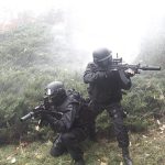 Червени барети в действие.