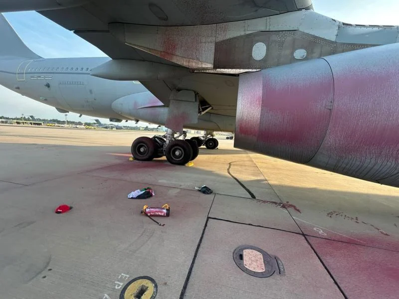 червена боя po турбинните двигатели на двата самолета Airbus Voyager