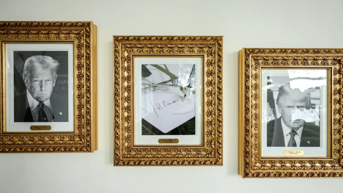 Замененият портрет на Байдън в Белия дом със снимка на автопен подпис