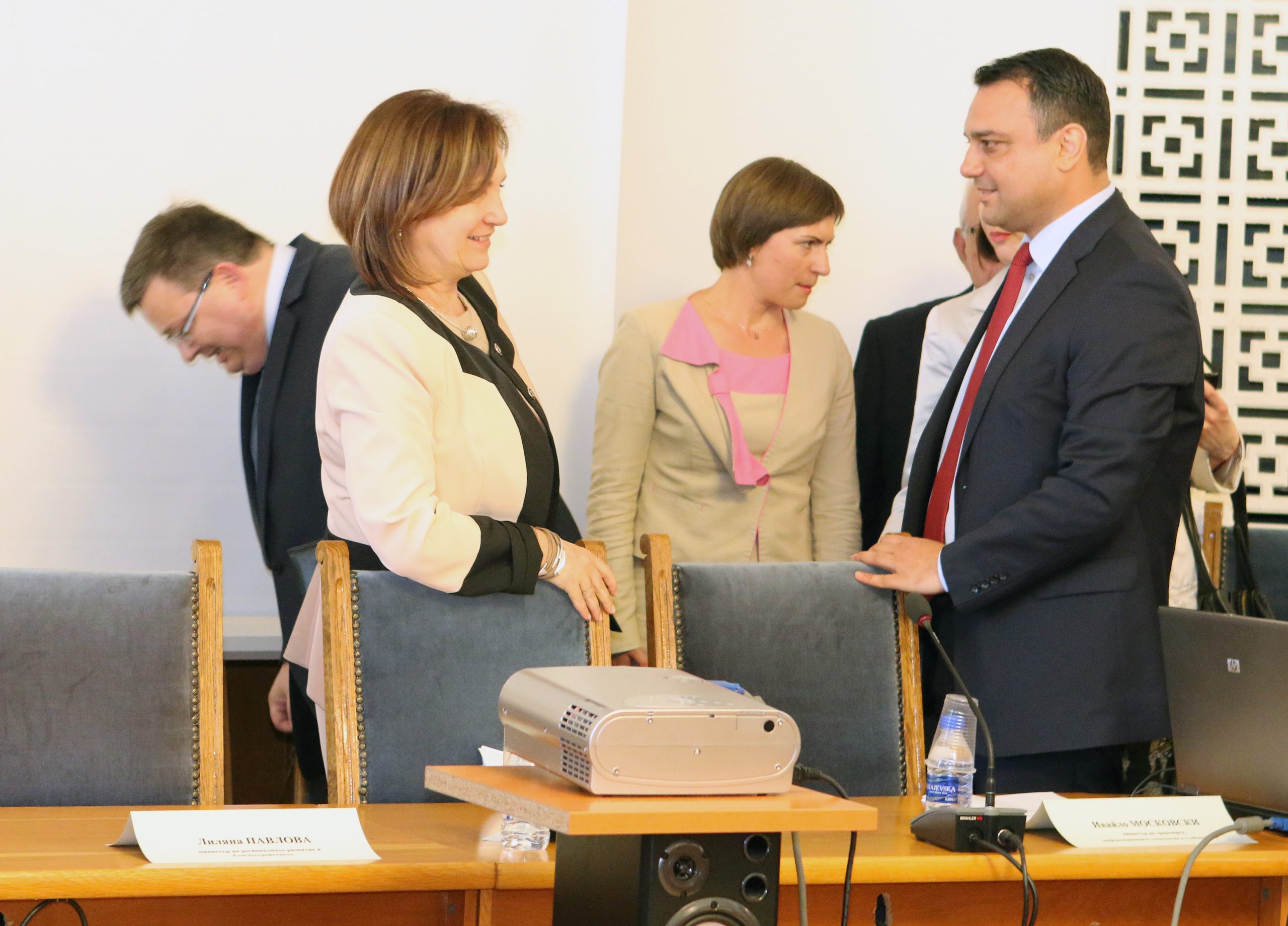 Парламент комисия по транспорта Румяна Бъчварова -заместник министър-председател по коалиционната политика и държавната администрация и министър на вътрешните работи